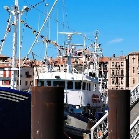 Confortable En Plein Centre De Saint-jean-de-luz, A Deux Pas De La Et Des Commerces - Fr-1-239-586 *